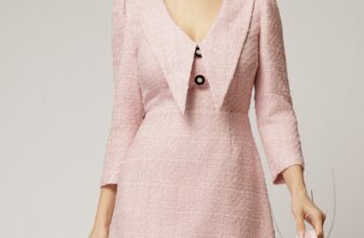 Rochie DY Fashion scurta din tweed roz cu gulerul ascutit si nasturi la bust