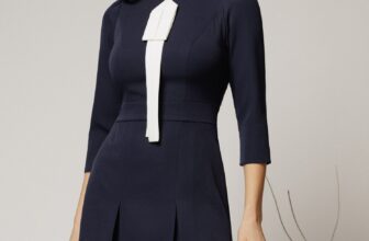 Rochie neagra bleumarin din stofa cu esarfa alba la decolteu