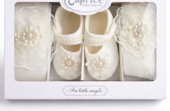 Set Alb Fetițe 3 Piese – Botoșei, Bentiță și Dresuri Elegante – Modelul Floricele