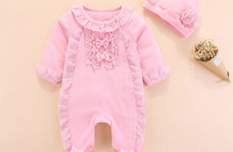 Salopeta Roz Fetite cu Caciulita Maria – 3-6 luni