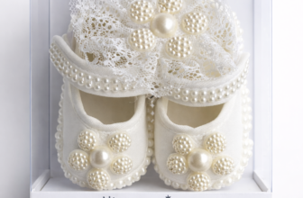 Set Alb Fetițe 2 Piese – Botoșei cu Dantelă și Bentiță Asortată – Modelul Floricele