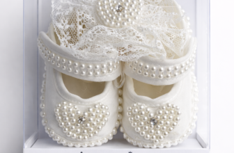 Set Alb Fetițe 2 Piese – Botoșei cu Dantelă și Bentiță Asortată – Modelul Heart