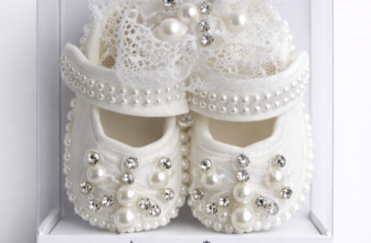 Set Alb Fetițe 2 Piese – Botoșei cu Dantelă și Bentiță Asortată – Modelul Star