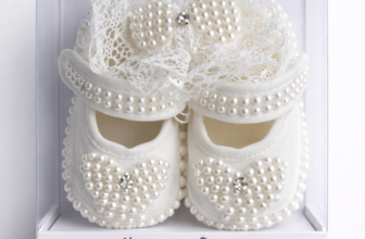 Set Alb Fetițe 2 Piese – Botoșei cu Dantelă și Bentiță Asortată – Modelul Fundita