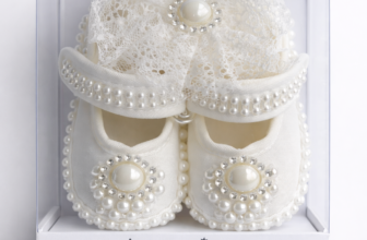 Set Alb Fetițe 2 Piese – Botoșei cu Dantelă și Bentiță Asortată – Modelul Dalia