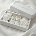 Set Alb Fetițe 3 Piese – Botoșei, Bentiță și Dresuri Elegante