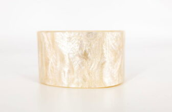 Bratara lata alba cu efect perlat , eleganta si versatila