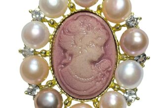 Brosa camee roz cu perle naturale multicolore