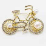 Brosa Golden Bike cu Perle Naturale