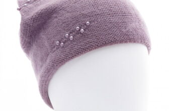 Caciula lila model tricotat cu perle fine aplicate, dublata in interior