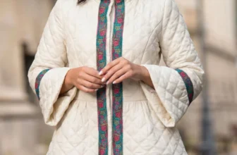 Jacheta dama alba cu banda brodata turquoise si peplum