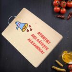 Placheta din lemn personalizat ATENTIE AICI GATESTE …