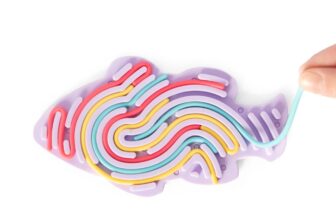 Plăcuță senzorială în formă de pește cu șnururi de silicon