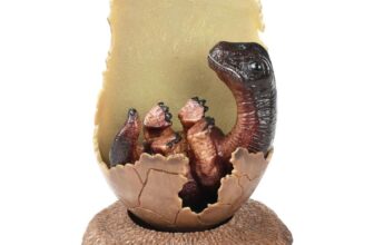 Pui de dinozaur in ou spart, figurina colectibila TToys, diverse modele