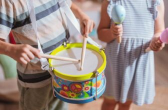 Tobă din lemn cu 2 bețe – Câmp cu flori