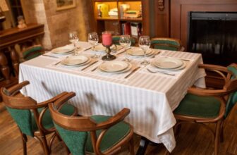 Set 2 fete de masa Damasc Somnart, 150×180 cm, 100% bumbac damasc, 6 persoane